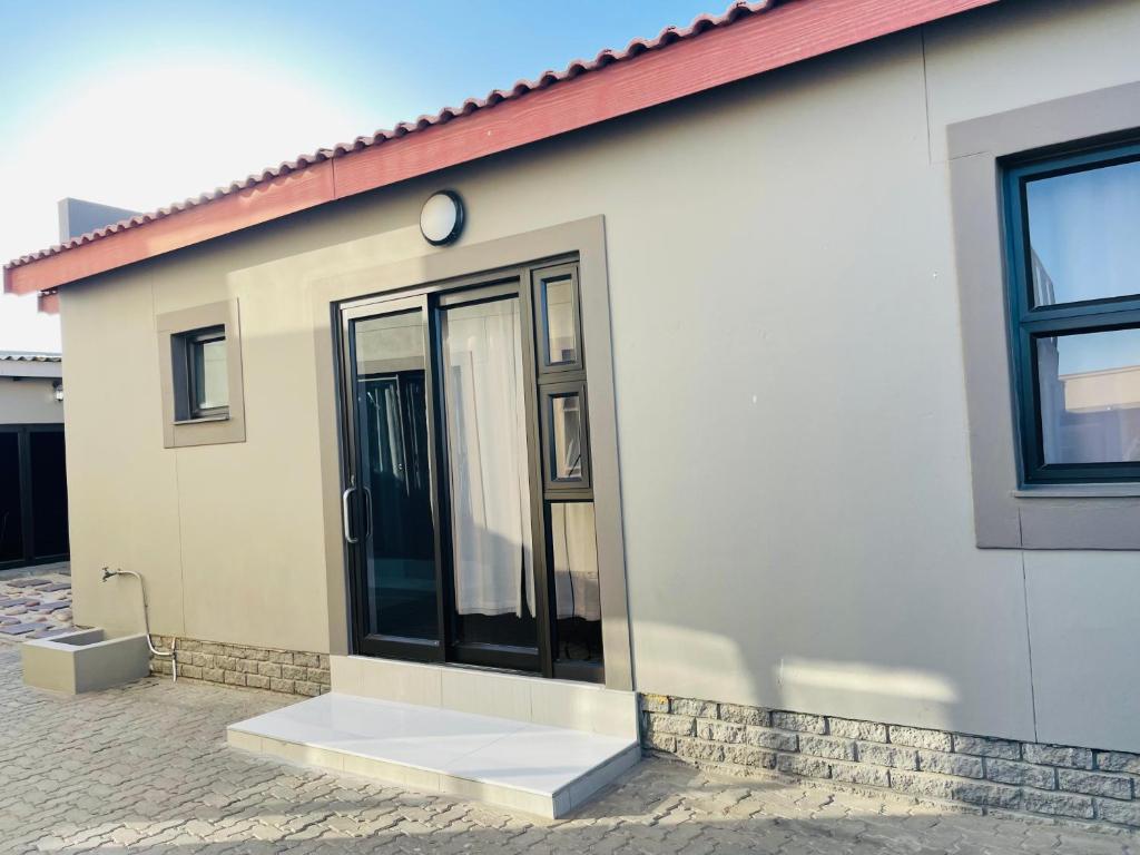E & P Cave Swakopmund: weißes Haus von außen
