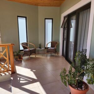 Eros Weg Family Flat Windhoek: Balkon mit Tisch, Stühlen und Pflanzen