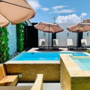 Essence Lifestyle Premium Windhoek: Pool mit Sonnenschirmen und Liegen