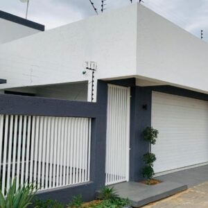 Essence Lifestyle Academia Windhoek: weißes Gebäude mit Tor
