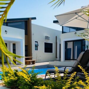 Essence Lifestyle Self-Catering Accommodation Windhoek: Villa und Swimmingpool