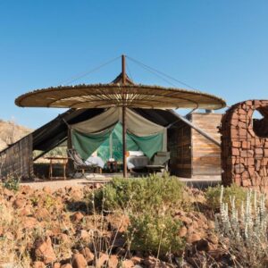 Etendeka Mountain Camp: Zelteinheit in der Wüstenlandschaft