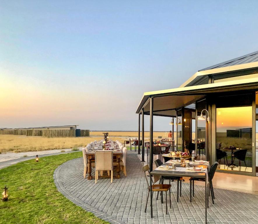 Etosha King Nehale: Sitzplätze auf der Rasenterrasse
