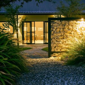 Etosha Omusati Lodge: Lodgegebäude aus Stein mit Weg