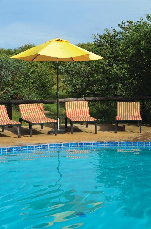 Etosha Safari Campsite: Swimmingpool und schattige Sitzplätze