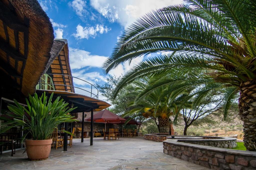 Etusis Lodge: Lodgeterrasse mit Palmen