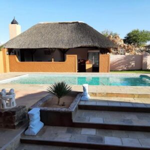Goibib Mountain Lodge: strohgedeckte Lodge und Swimmingpool