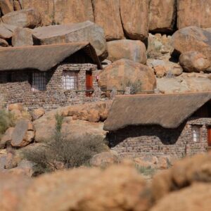 Gondwana Canyon Lodge: Steingebäude am Hang
