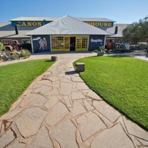Gondwana Canyon Roadhouse: Gebäude und Gehweg