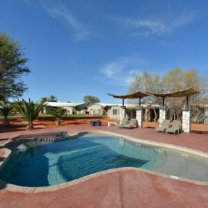 Gondwana Kalahari Anib Lodge: Swimmingpool und schattige Sitzplätze