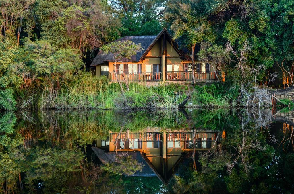 Gondwana Namushasha River Lodge: Chalet am Kwando