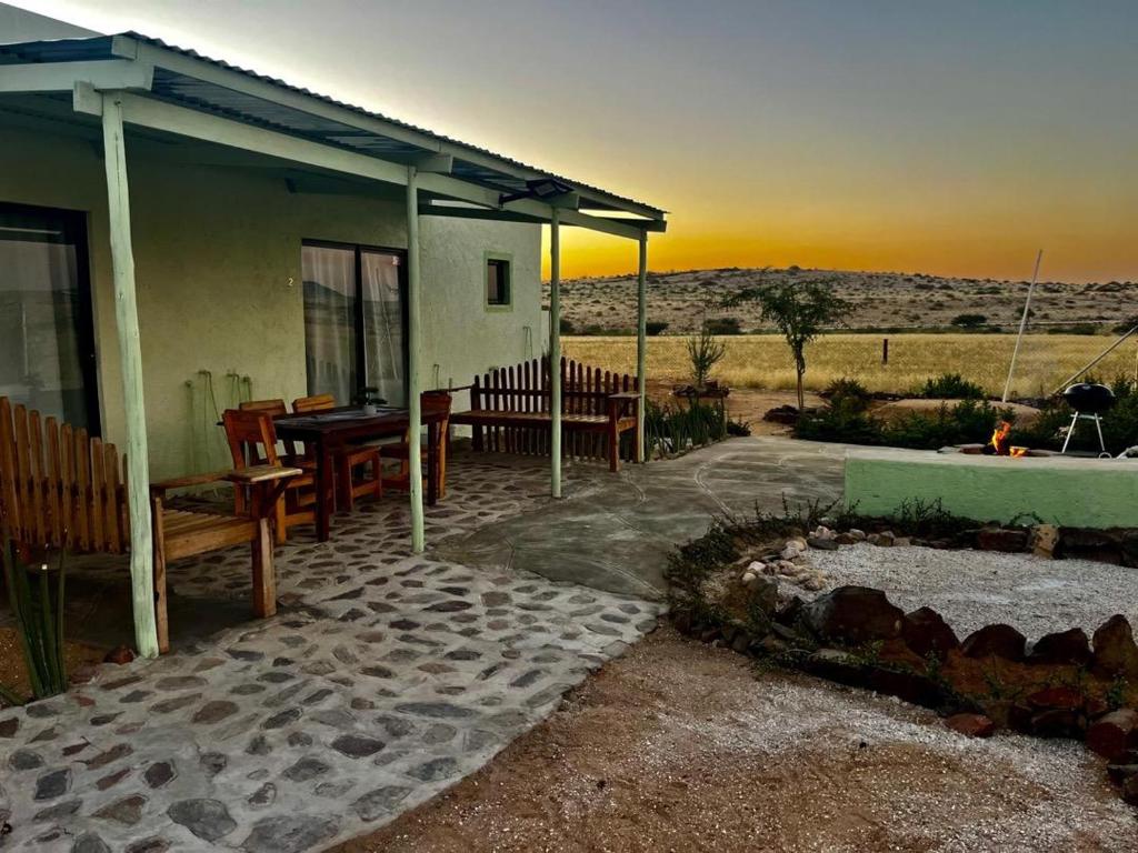 Green Elephant Cottages Uis: Cottage und Terrasse