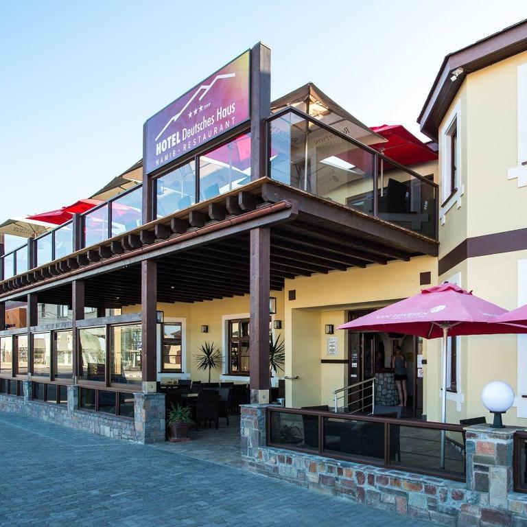 Hotel Deutsches Haus Swakopmund: Terrasse mit Tischen vor dem Hotel