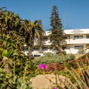 Hotel Schweizerhaus und Cafe Anton Swakopmund: Hotelgebäude mit bepflanzter Front