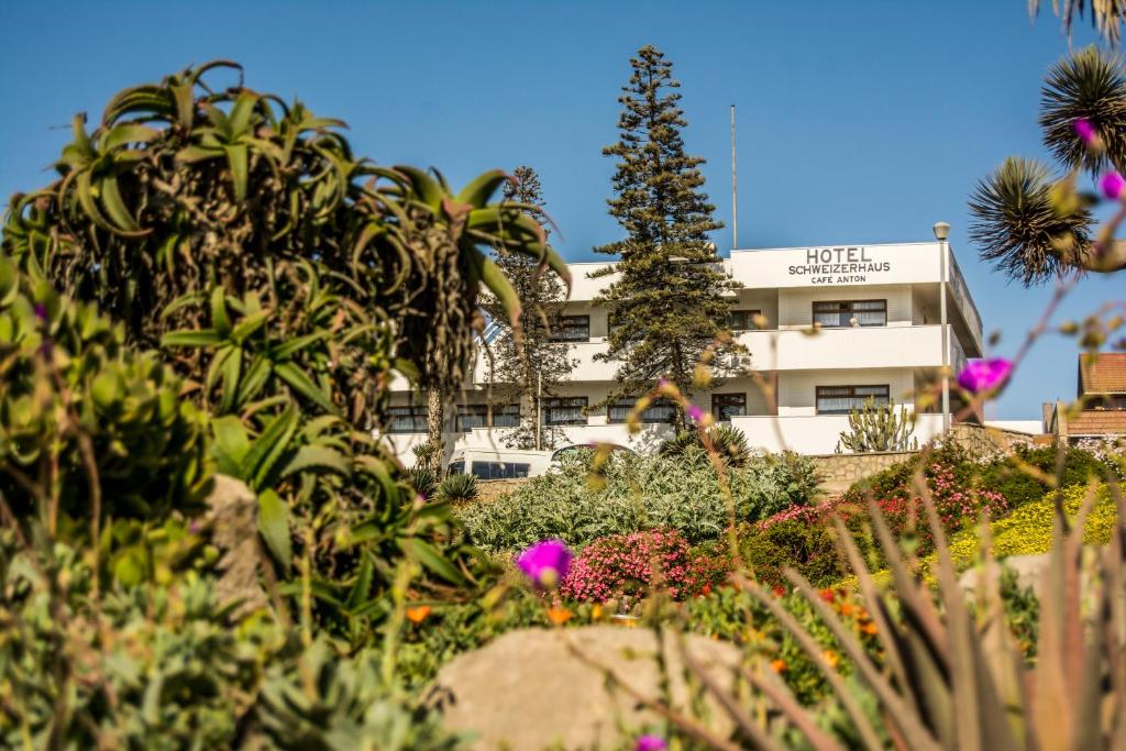 Hotel Schweizerhaus und Cafe Anton Swakopmund: Hotelgebäude mit bepflanzter Front