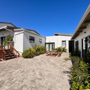 House Sworyx Walvis Bay: Terrasse mit Sitzbank