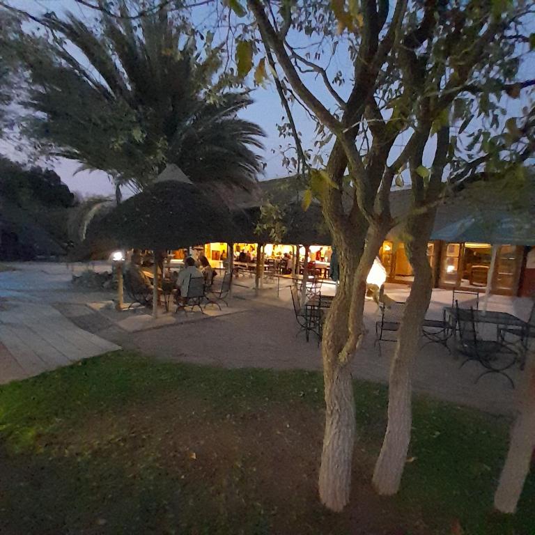 iGowati Country Hotel: Sitzplätze vor dem Hotel
