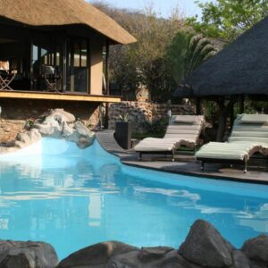 Ijaba Lodge at Buschfeld Park: Swimmingpool und Terrasse der Lodge
