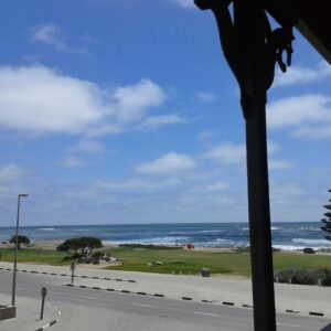 Jetty Self-Catering Swakopmund: Blick von der Unterkunft auf Meer und Strandstraße
