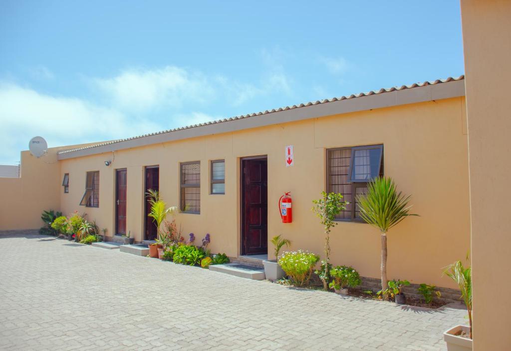 Josef Self Catering Swakopmund: Gebäude mit Palmen