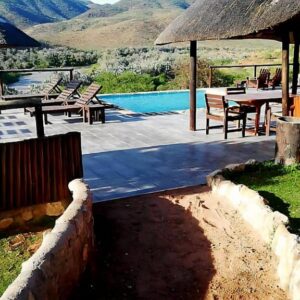 Kapika Waterfall Lodge: Lodgegebäude und Swimmingpool
