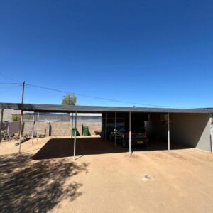 Karas-inn Bed and Breakfast: Eingangsbereich mit überdachtem Parkplatz