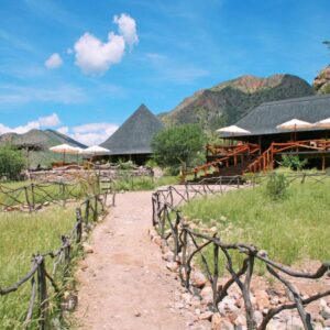 Khowarib Lodge: Weg durch die Lodge mit Bergen