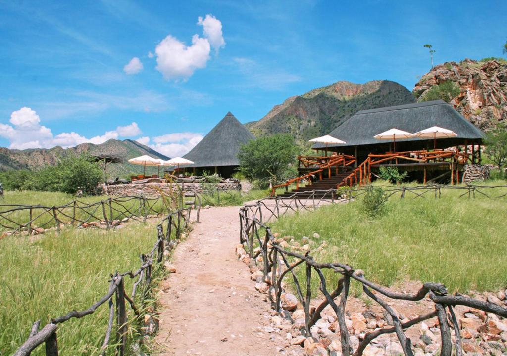 Khowarib Lodge: Weg durch die Lodge mit Bergen