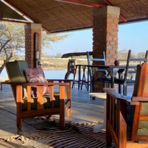 Kuvira River Camp: Sitzplätze auf dem Flussdeck