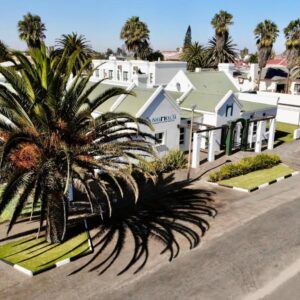 Langholm Hotel Walvis Bay: weiße Hotelgebäude mit Palme