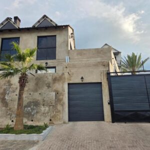 Luvle Stay Windhoek: Haus mit Palme