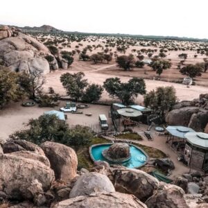 Madisa Camp: Luftaufnahme zwischen Felsblöcken