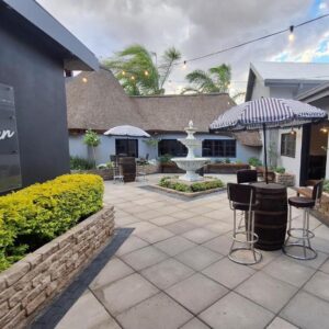 Mariental Hotel: schattiger Innenhof mit Sitzplätzen