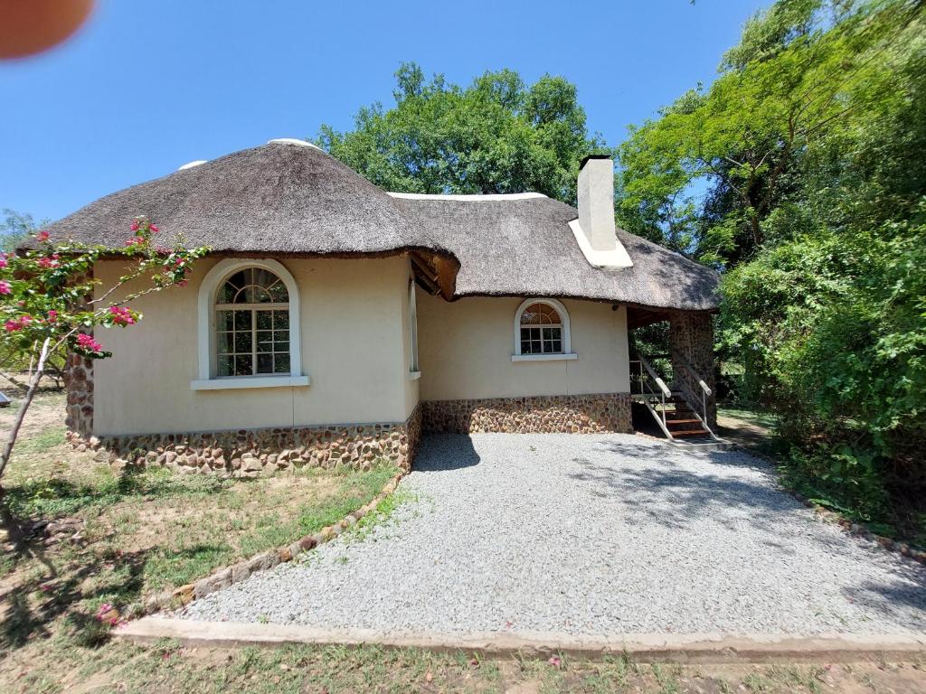 Mobola Island Lodge: strohgedecktes Chalet