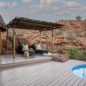 Mowani Mountain Camp Damaraland: Deck und Swimmingpool