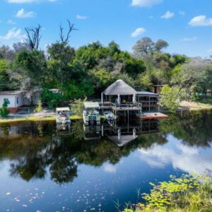 Mukolo Cabins & Camping: Cabin mit Spiegelung im Fluss