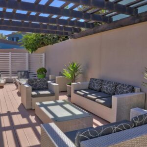 Namib Guesthouse Swakopmund: überdachte Terrasse mit Sitzplätzen