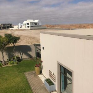 Namib's Edge Swakopmund: weißes Gebäude mit Blick auf den Strand