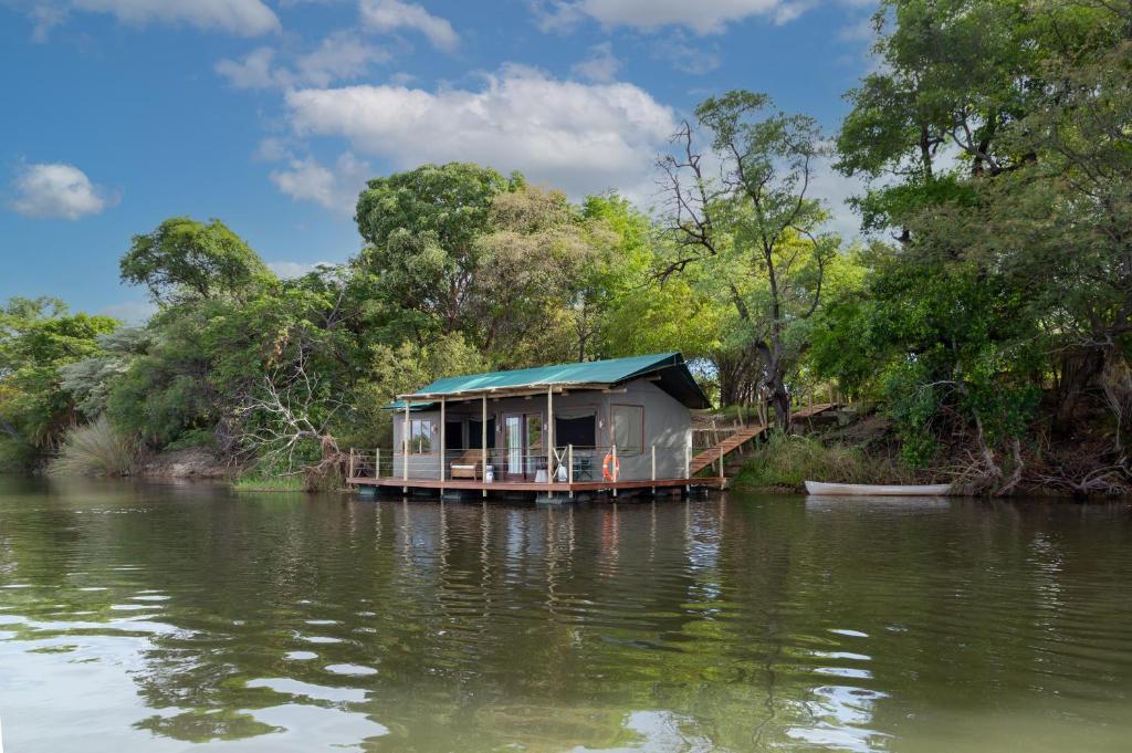 Ndhovu Safari Lodge: Lage am Okavango