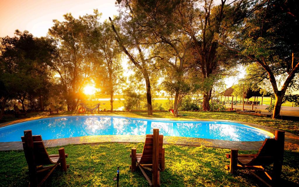 Nyime Safari Lodge Campsite: Swimmingpool auf dem Campgelände