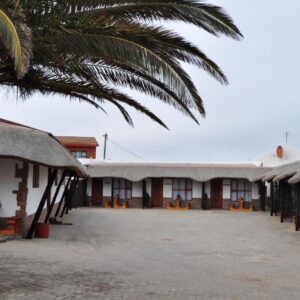 Obelix Guesthouse Lüderitz: Pensionsgebäude mit Palme