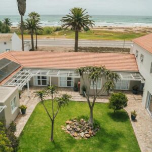 Ocean House Swakopmund: Luftaufnahme von Haus und Atlantikküste