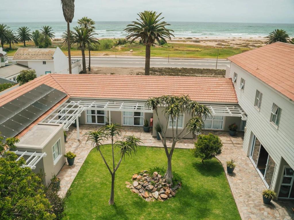 Ocean House Swakopmund: Luftaufnahme von Haus und Atlantikküste