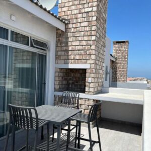 Oceanic Voyage Self Catering Swakopmund: Terrasse mit Tisch und Stühlen