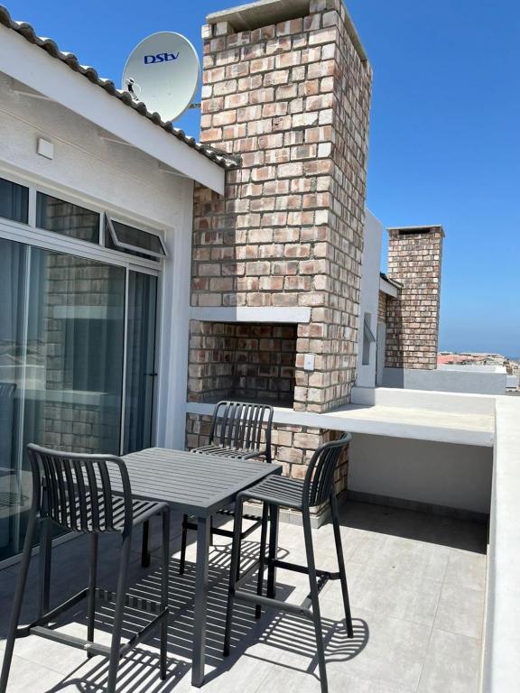 Oceanic Voyage Self Catering Swakopmund: Terrasse mit Tisch und Stühlen