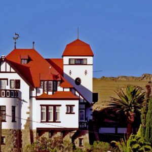 OceanLife Guesthouse and Restaurant Lüderitz: weißes Haus mit rotem Dach
