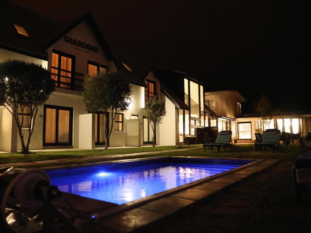 Olive Tree Boutique Guesthouse Swakopmund: Swimmingpool und Haus bei Nacht