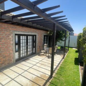 Olyvenbosch Selfcatering Swakopmund: Pergola-Terrasse mit Tisch und Stühlen