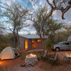 Onguma Tamboti Campsite: Stellplatz mit Zelt und Lagerfeuer