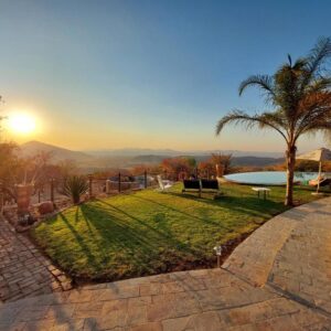 Opuwo Country Lodge: Poolterrasse bei Sonnenuntergang